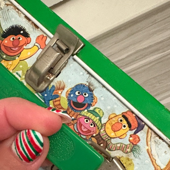 Sesame Street Green Metal Lunchbox with Bert and Ernie Design - Picture 3 of 9